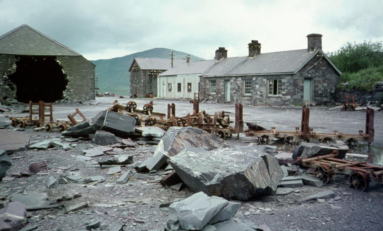 Office, Caban (white building), and sheds at Ffiar Injan, Dinorwig Quarry.
