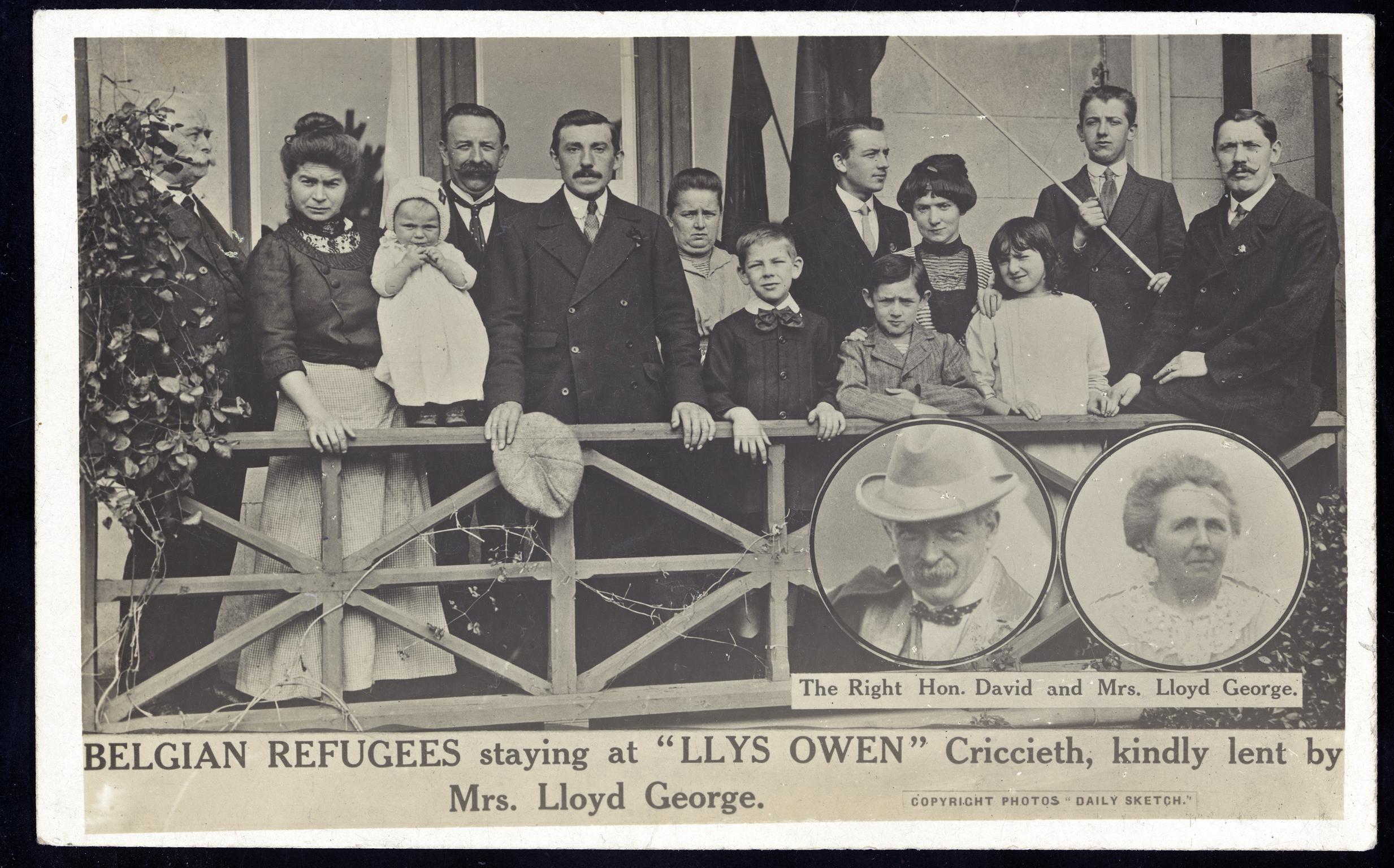 Belgian Refugees staying at "Llys Owen" Criccieth (postcard)