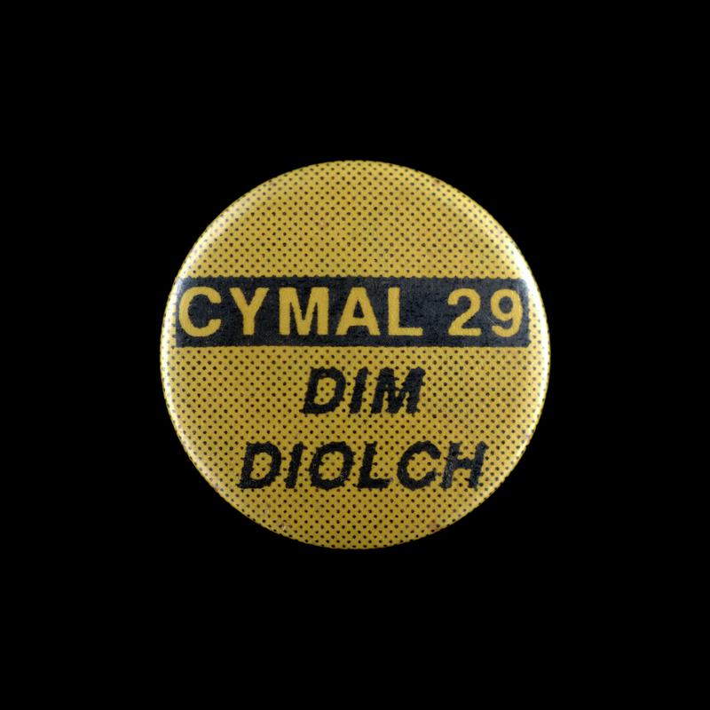 Badge &#039;Cymal 29 Dim Diolch&#039;.