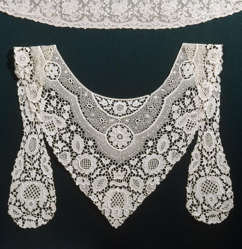 Lace collar