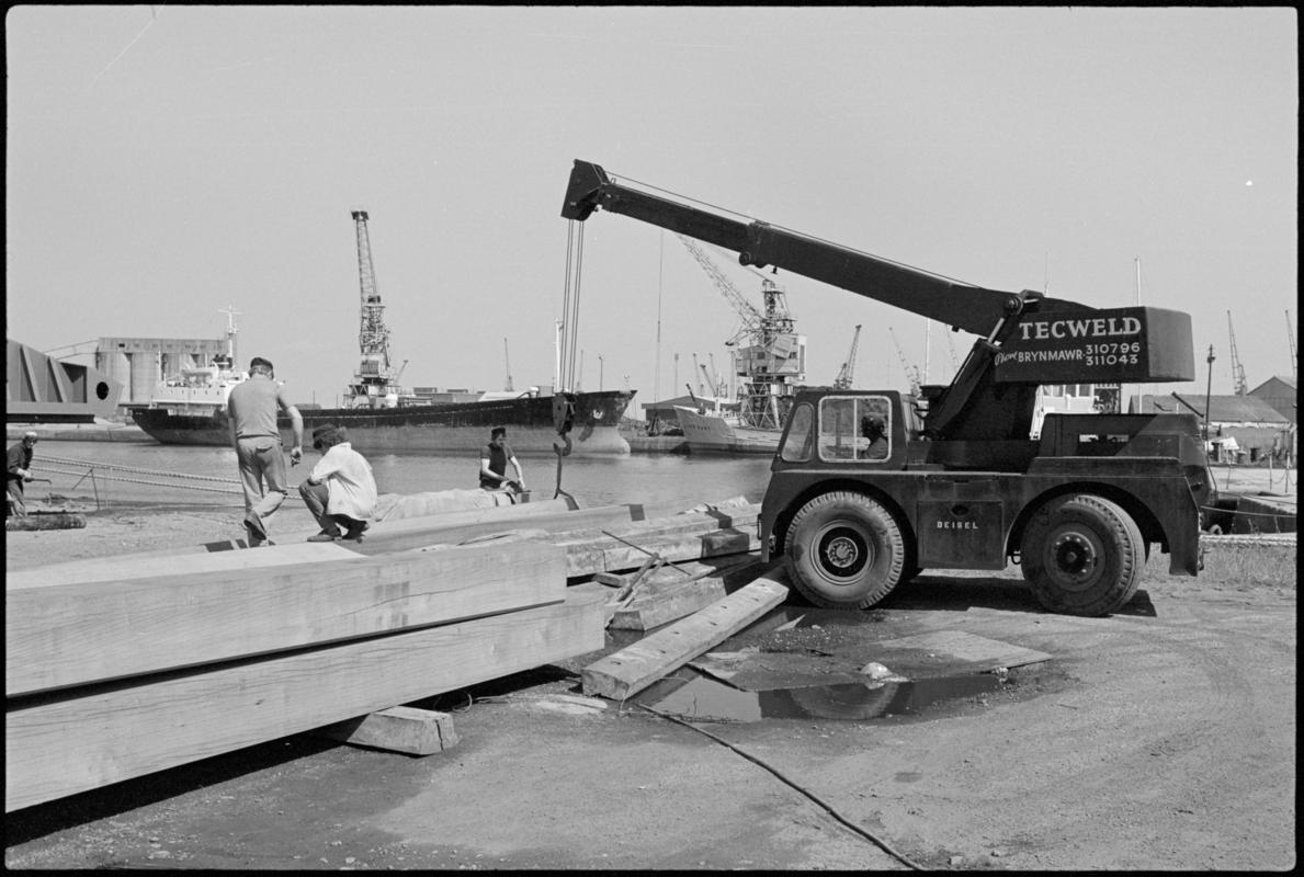 Small mobile crane (Tecweld Brynmawr) working at Roath Dock.