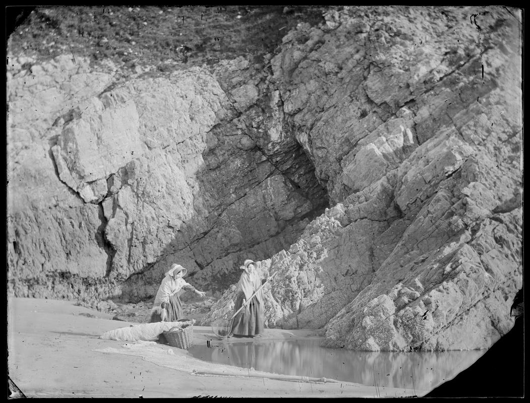 Thereza and Emma in Pobbles Bay (glass negative)
