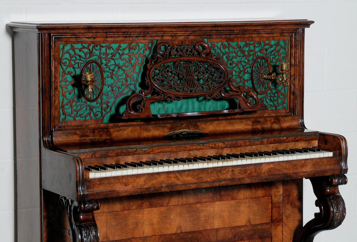 Piano, upright