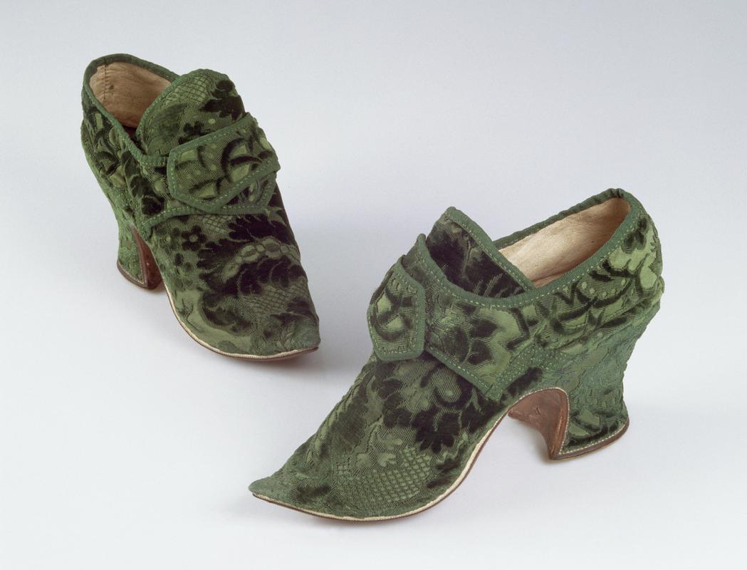 18th Century women&#039;s velvet shoes