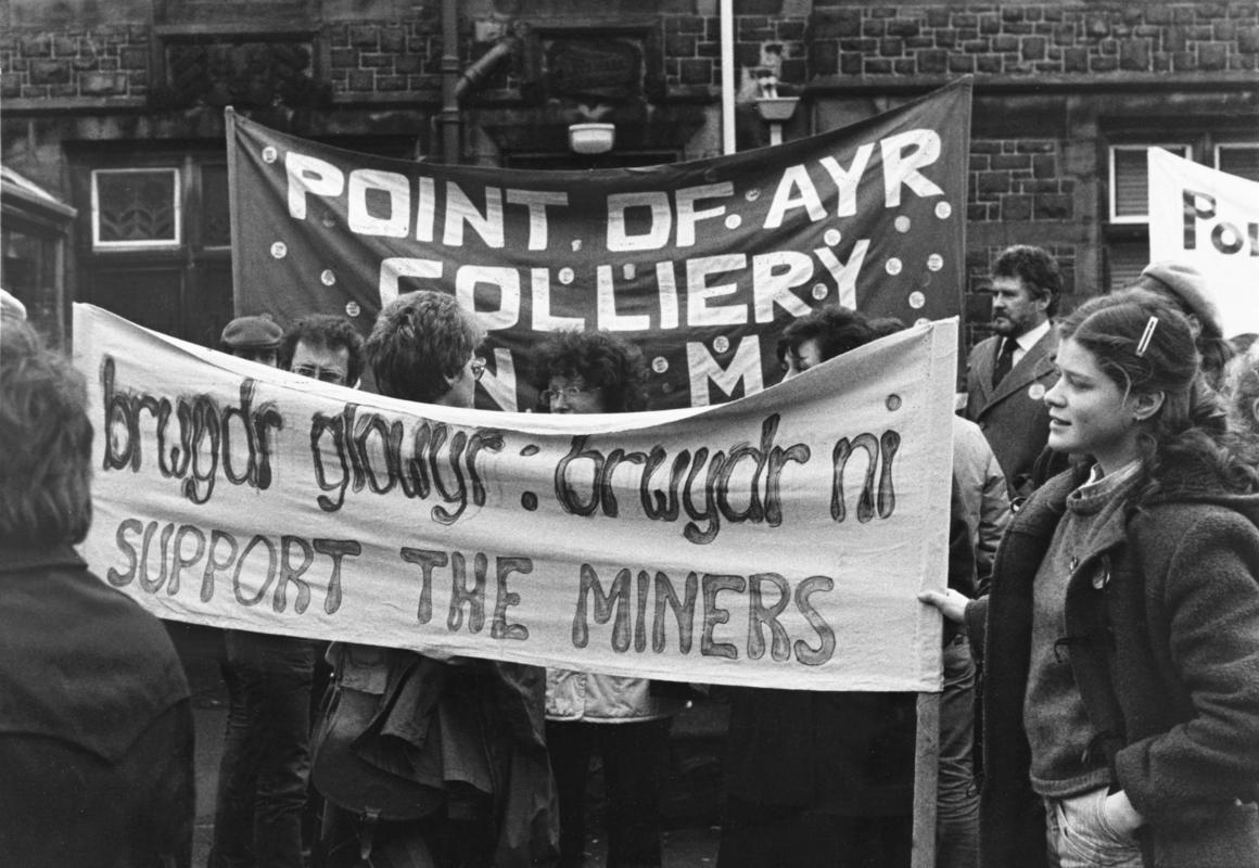1984/85 Strike : Blaenau Ffestiniog : Point of Ayr  lodge + Labour Party banners
