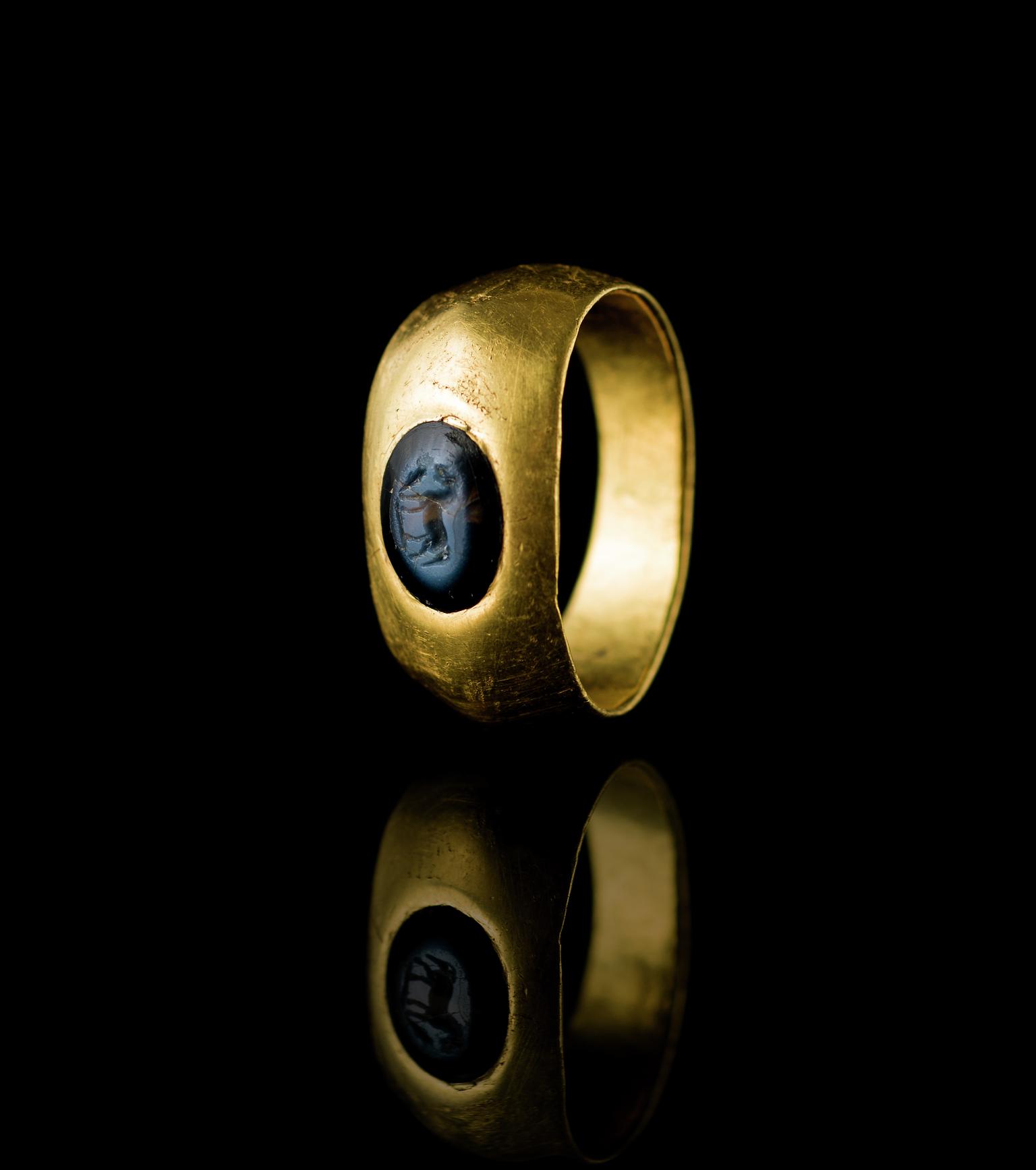 Roman gold finger ring with intaglio