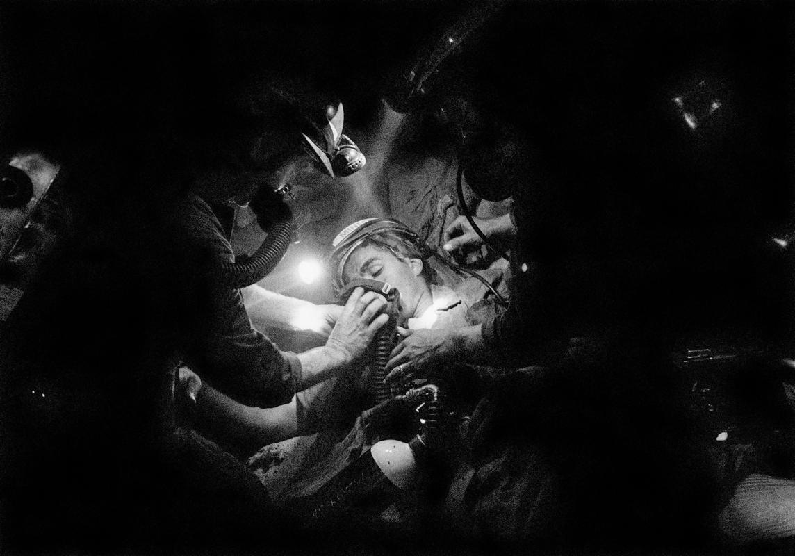 GB. WALES. The Porth mine rescue team try to help a trapped miner during a mine fire. 1989.