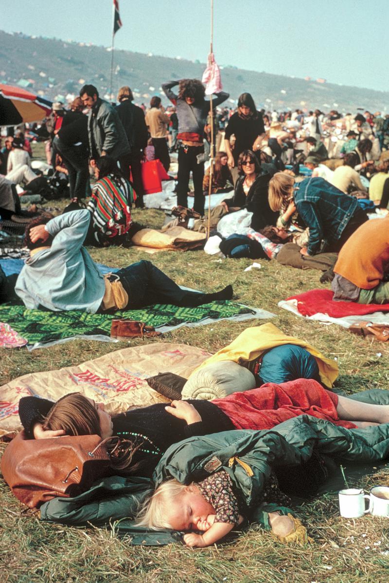 GB. ENGLAND. Isle of Wight Festival. Waking up out in the open gives a wonderful free feeling. Add to that the first brushing of your hair and you have pure bliss. 1969.