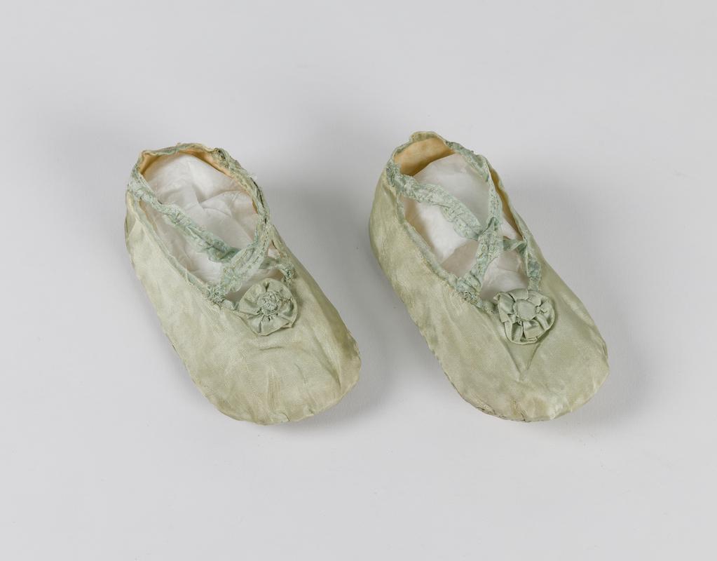 baby&#039;s slippers