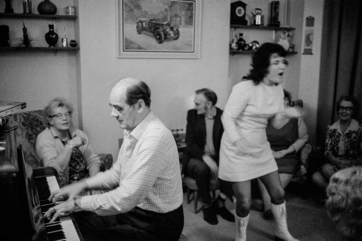 GB. Wales. Cardiff. Family Christmas party. Stan Hurn on the piano. 1971.