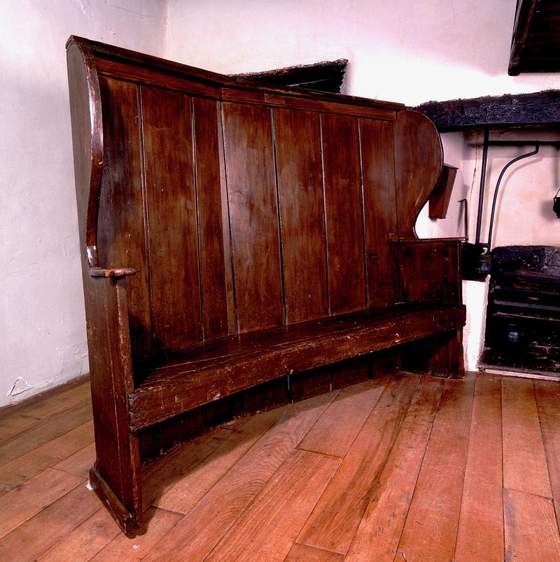 Mid 19th century bow-back settle