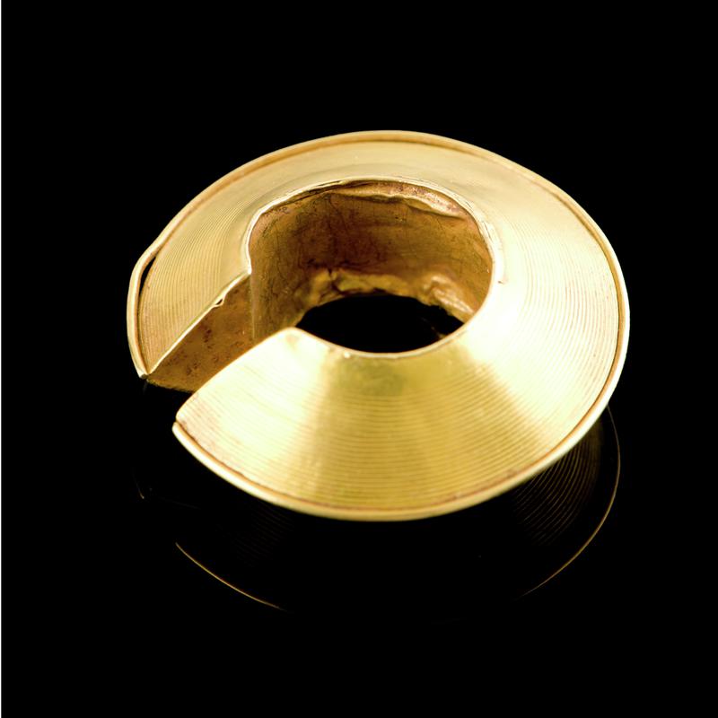 gold penannular lock ring (inner detail)