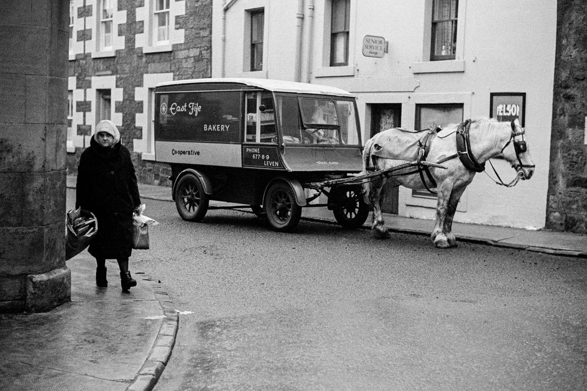 GB. SCOTLAND. Leven. Shopping in Leven plus horse-van bakery delivery. 1967.