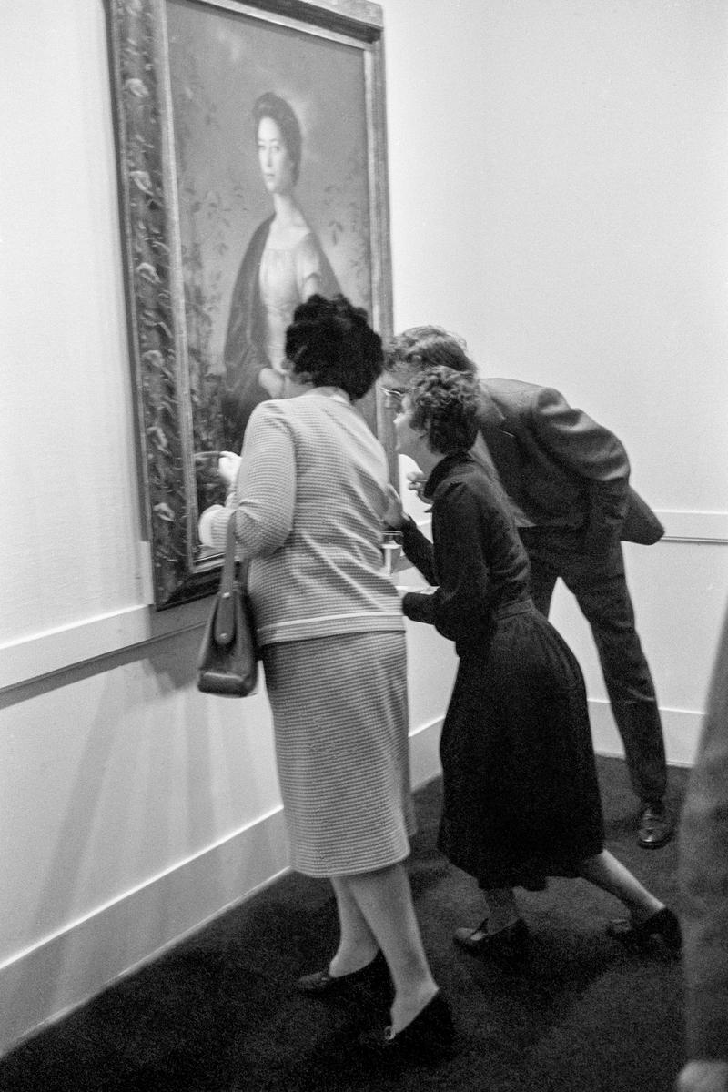 GB. WALES. Cardiff. Opening of the Pietro Annigoni painting show at the National Museum. Examining the Queen. 1977.