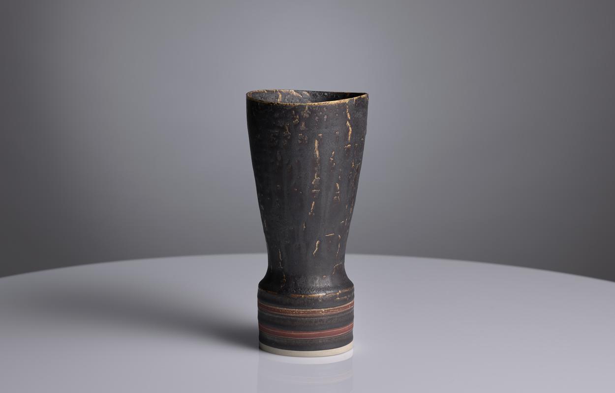 Vase with cylindrical drum foot