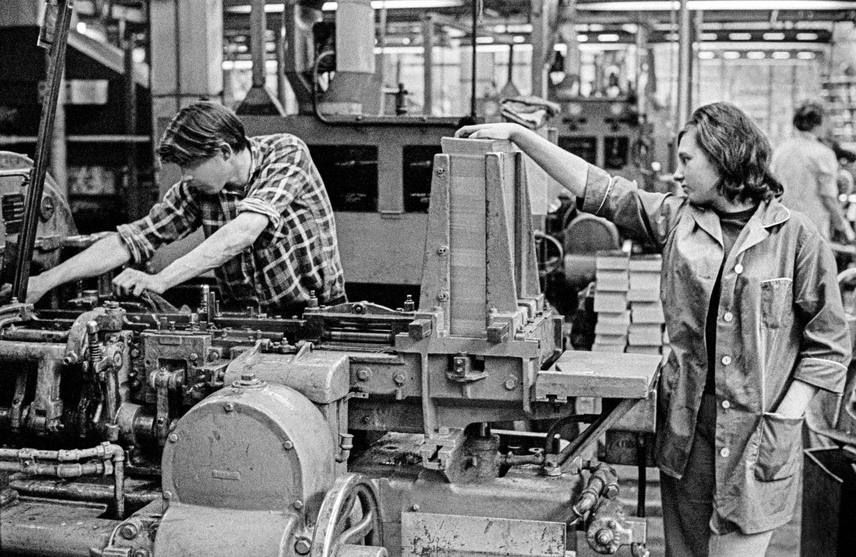 GB. WALES. Neath. Workers in the Metal Box factory. 1967.