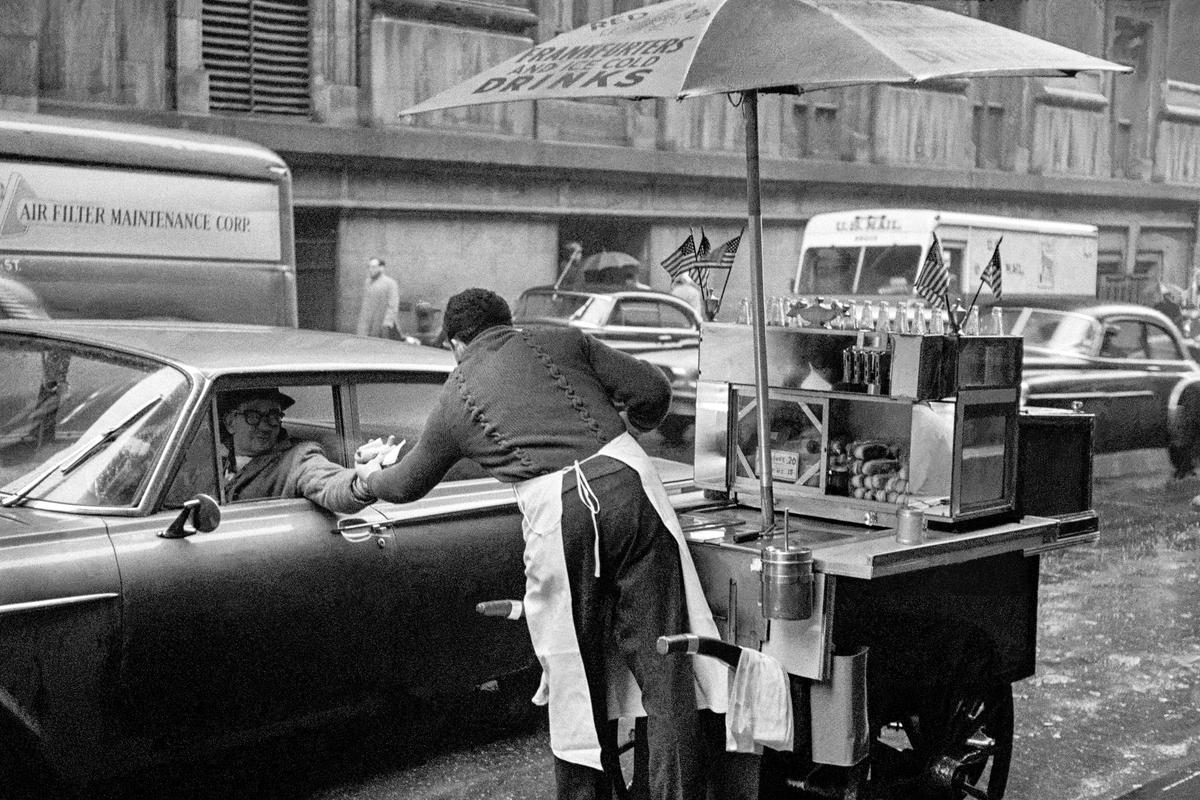 USA. NEW YORK. Lower Manhattan. Hot dog stall and the American Flag. 1962.