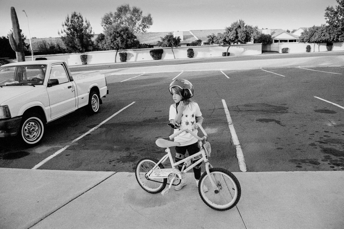 USA. ARIZONA. Phoenix. Mesa. Child with her bike. 1994.