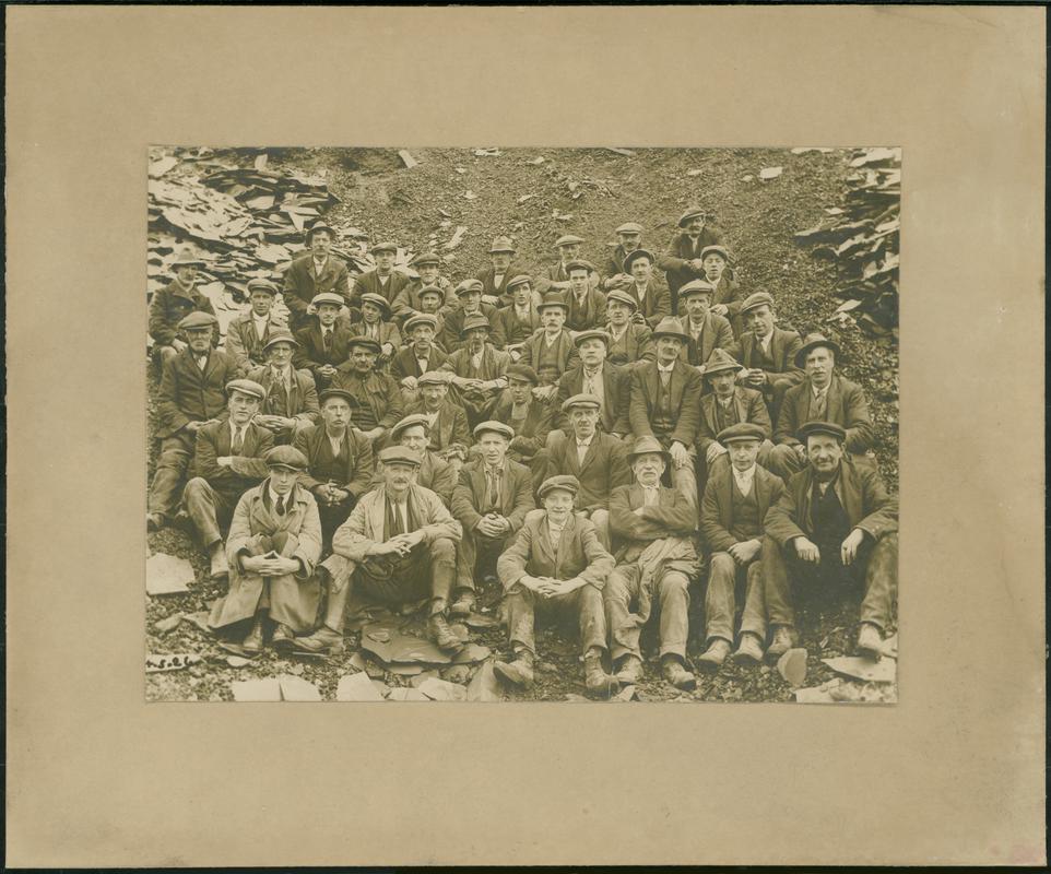 43 Quarrymen in front of tomen at Pen Cefn Ddu Quarry