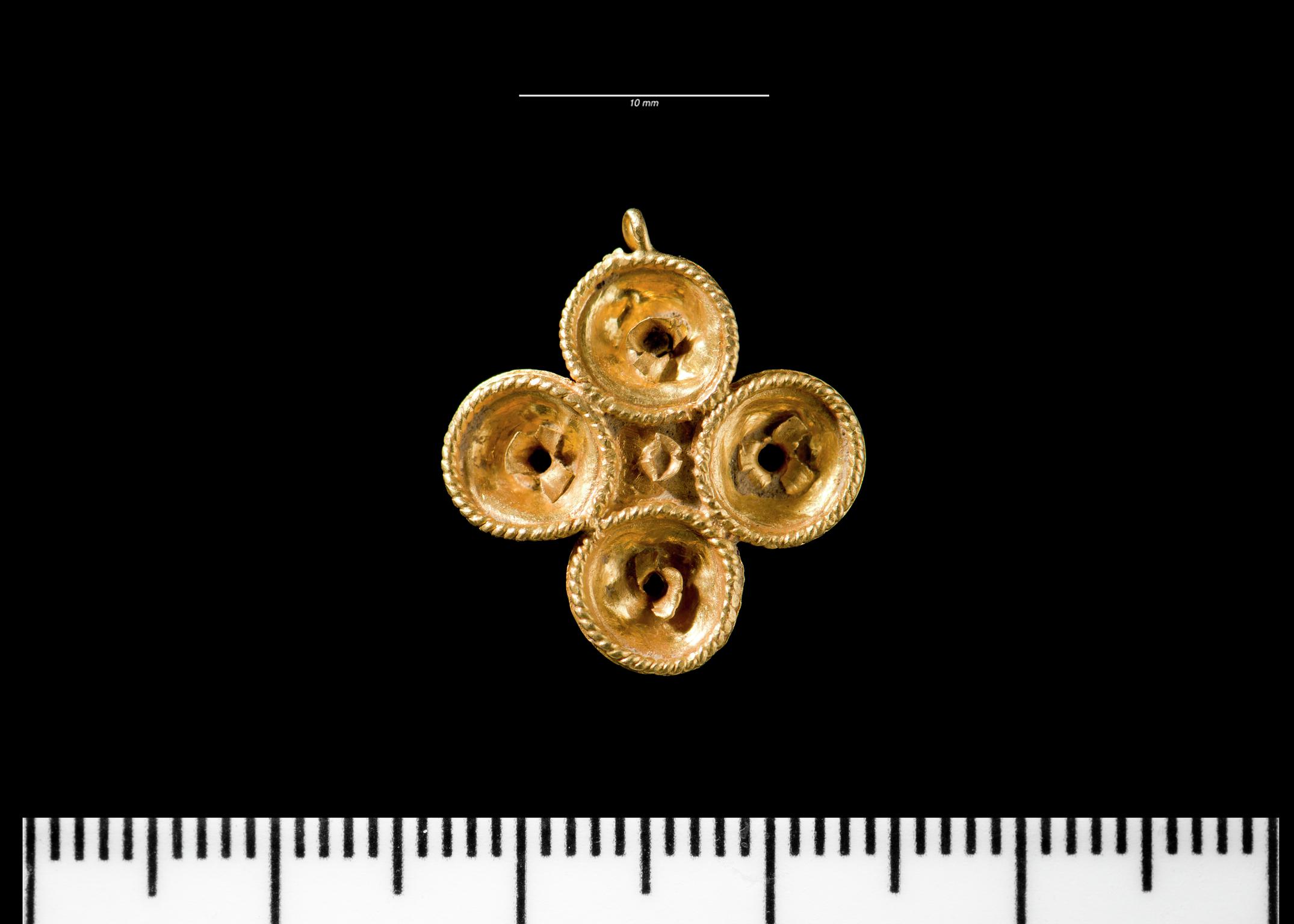 Post-Medieval gold pendant