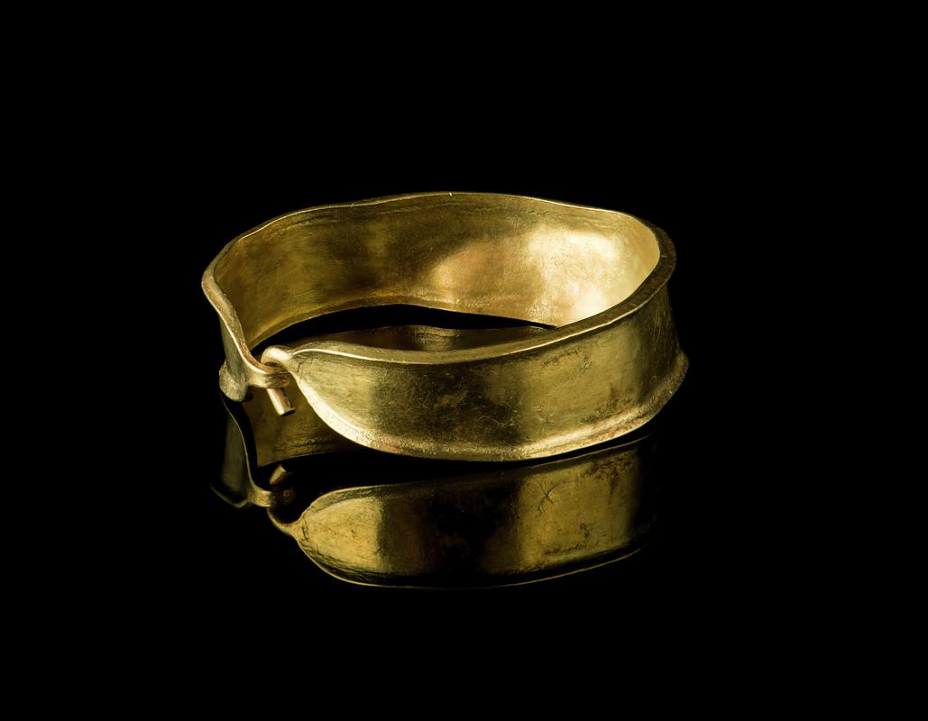 Bronze Age gold bracelet, armlet or anklet, with the hook fastening