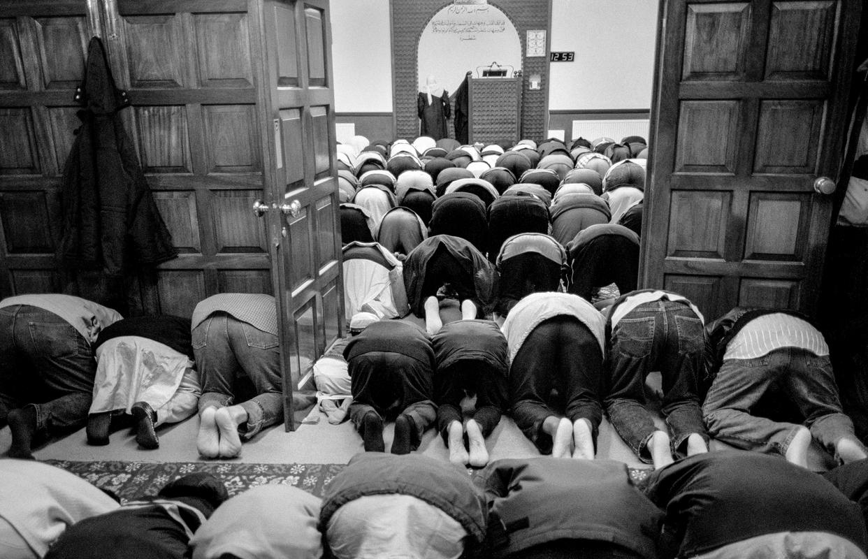 GB. WALES. Cardiff. Butetown - once know as &#039;Tiger Bay&#039;. Prayer time inside the Alice Street Mosgue in Butetown Cardiff. 1999