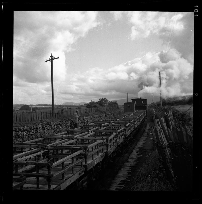 &#039;Run&#039; of empty slate wagons on transporter wagons, Padarn Railway, 1958-60.