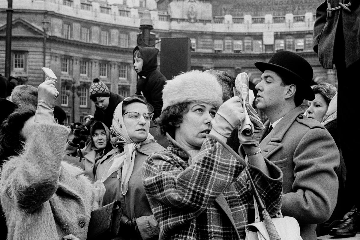 GB. ENGLAND. London. Winston CHURCHILL funeral. Spectators use mirrors to get a better view. 3 January 1965.