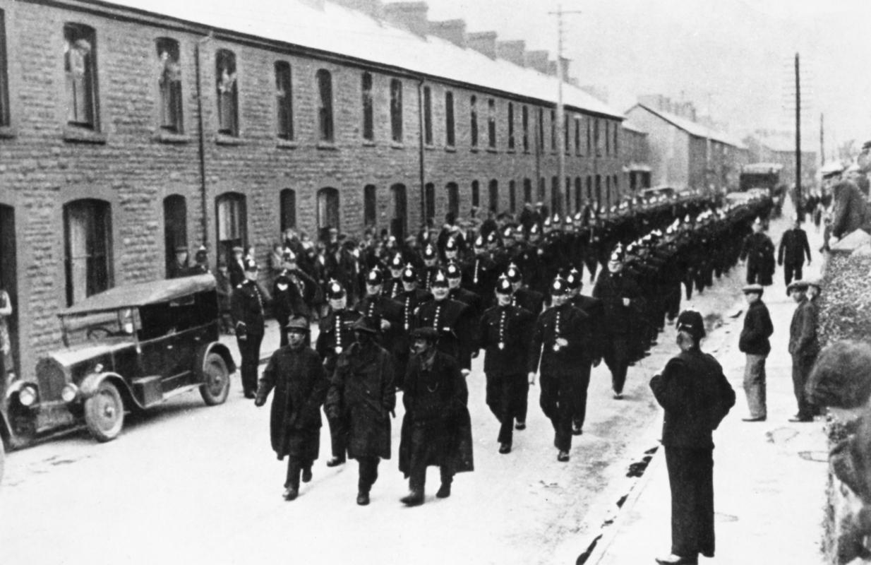 'blacklegs' during 1929 strike, photograph