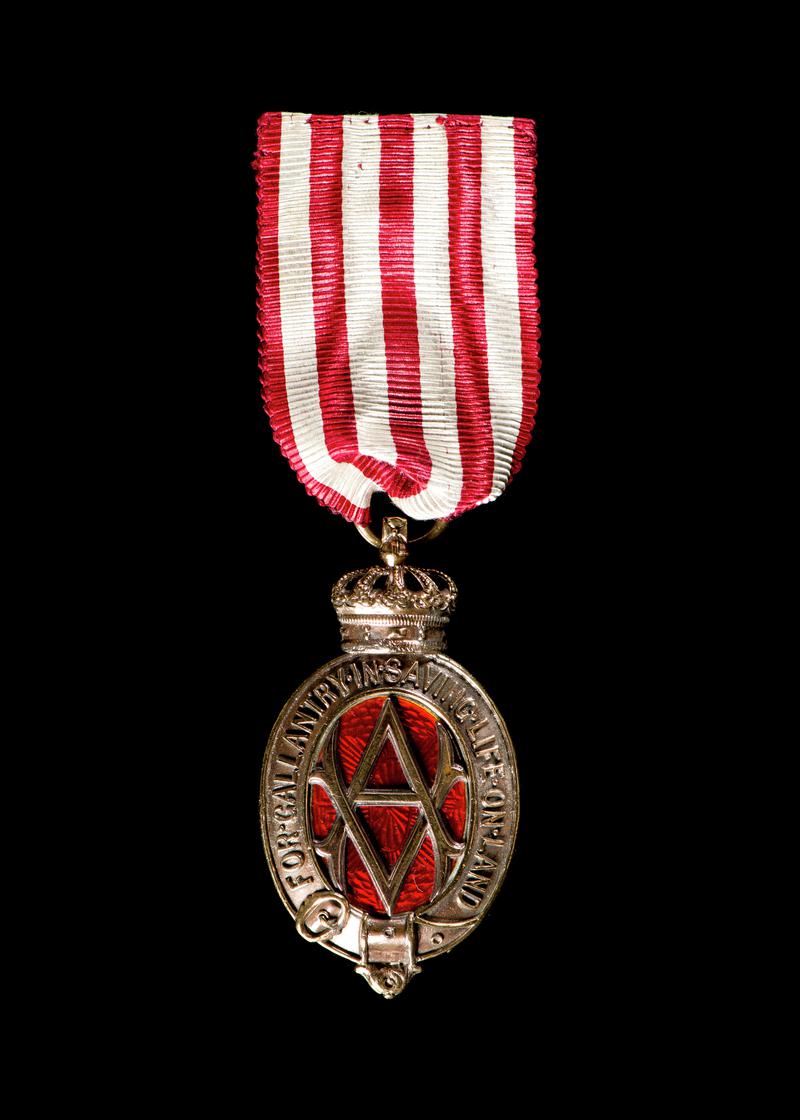 Albert Medal, bronze, presented to Edmund Thomas, front
