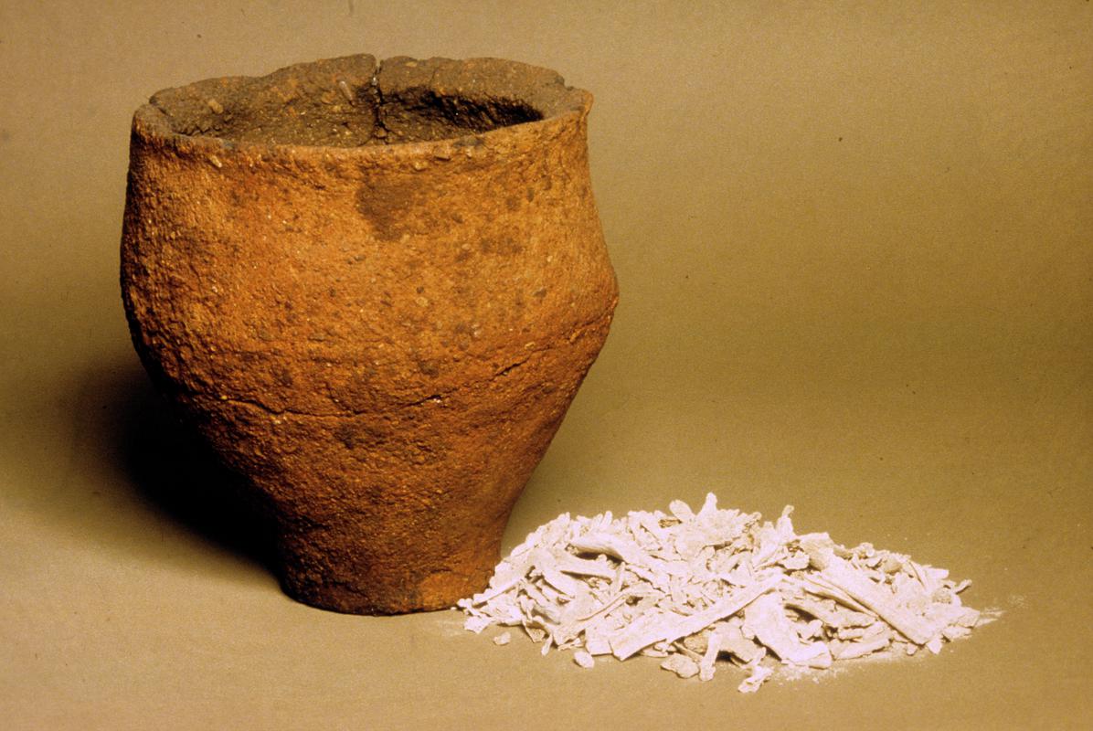 Early Bronze Age pottery food vessel urn