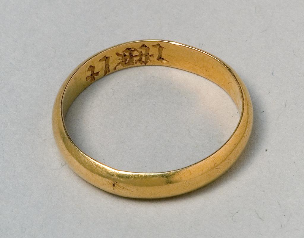 Medieval gold finger ring