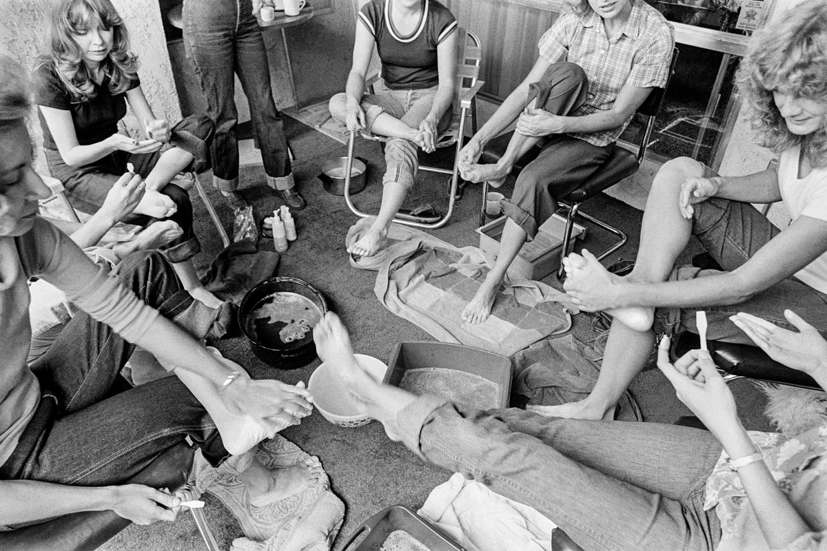 USA. ARIZONA. Tempe. Jafra Foot Care party at private home. 1979.