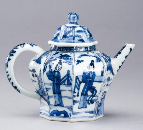 Chinese porcelain teapot, c. 1700-20