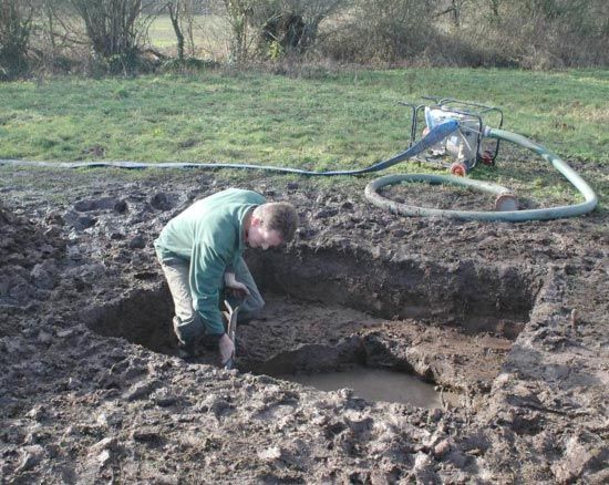 Investigating the waterlogged find-spot of the bowls and wine strainer 