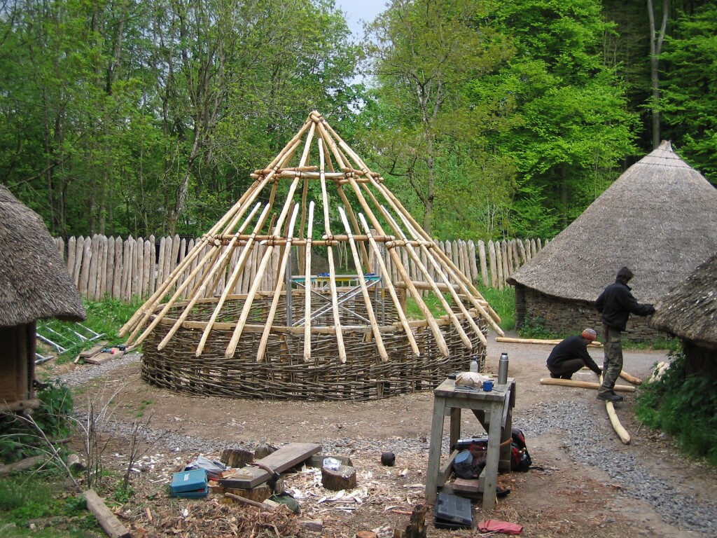 building-a-roudhouse-the-roof-museum-wales