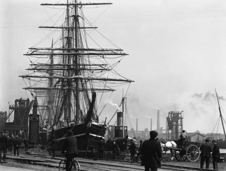 The Terra Nova loading in Bute East Dock, Cardiff, June 1910 