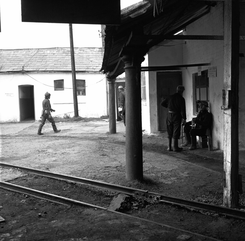 The Big Pit manager, Glyn Morgan, talking to Billy 'Pigeon' Preece (seated), Big Pit 1975