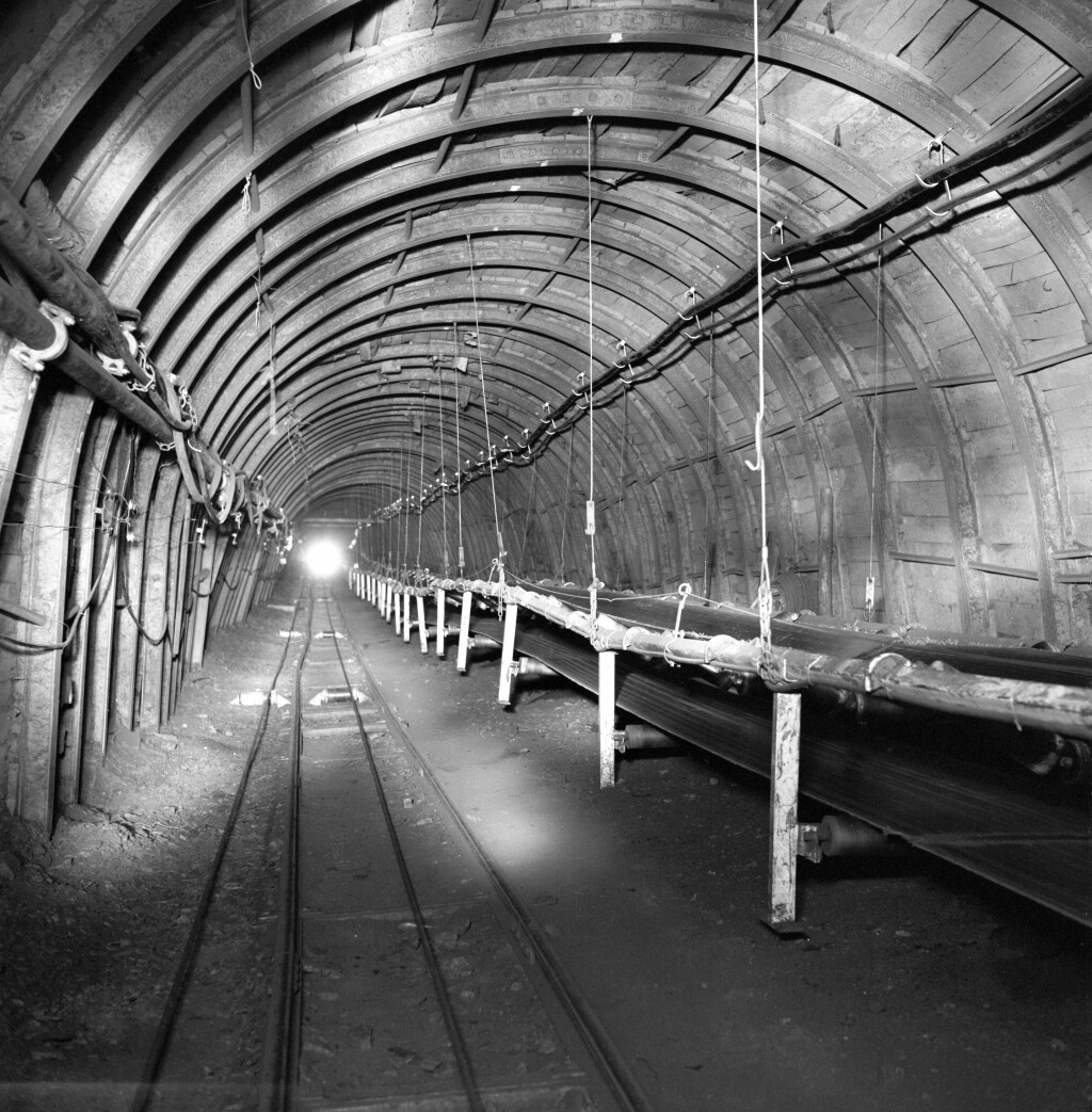 Cynheidre Colliery, main trunk road with high speed conveyor, c.1978