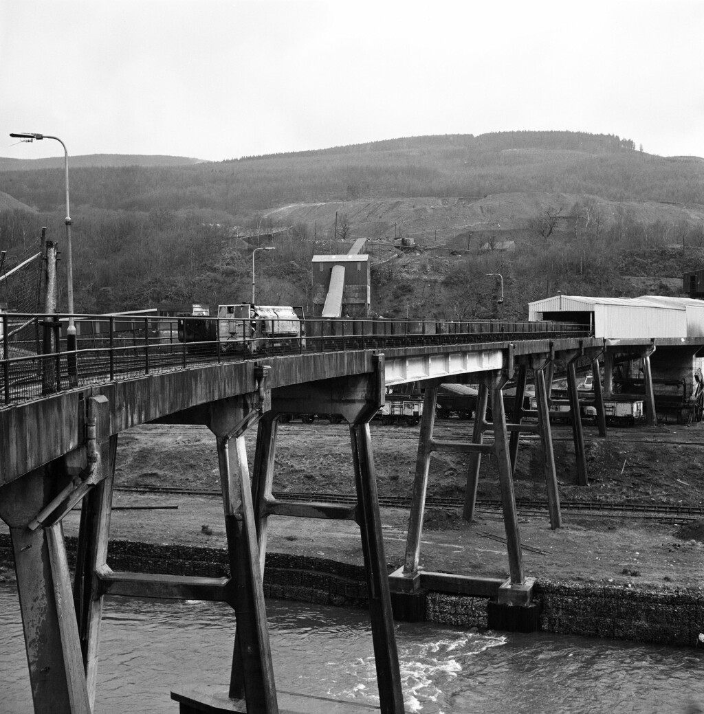 Modern concrete viaduct linking the mine with the washery, Blaengwrach Colliery, c.1977.