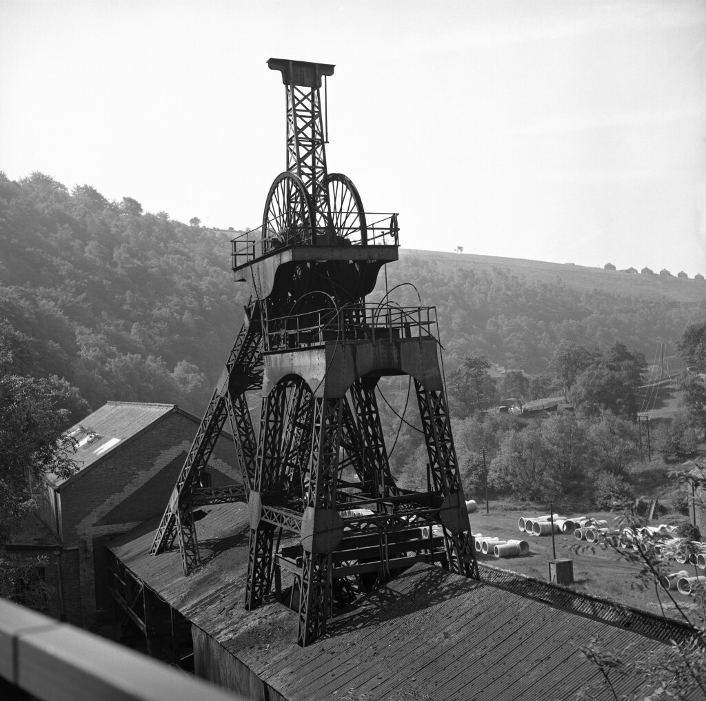 Llanhilleth Colliery, the lattice headframe on the No.2 shaft, 1975.