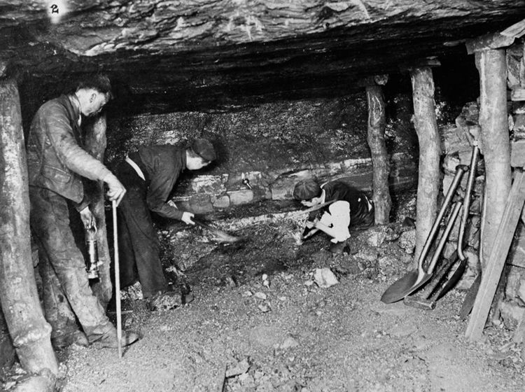 Holing in the Gwern Y Cae Seam, Sirhowy No. 7 Pit, 1898. 