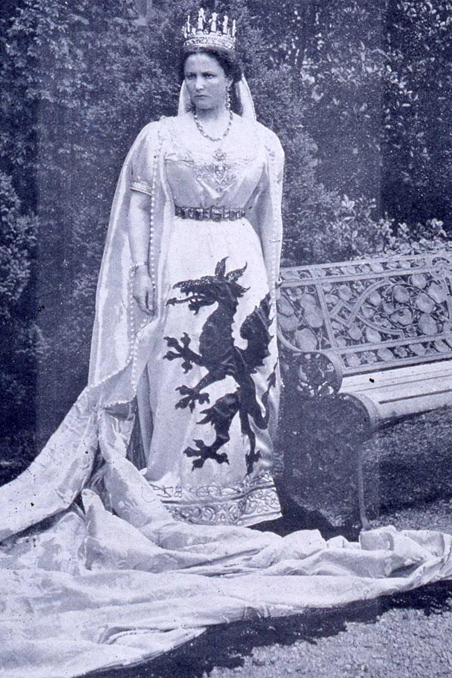 The Marchioness of Bute as 'Dame Wales' at the National Pageant of Wales, July 1909. 