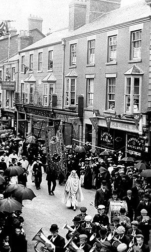 T.H.Thomas leading the Proclamation procession, Llangollen 1907.