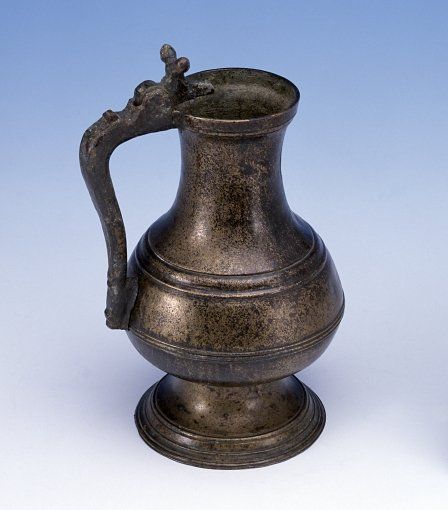 15th-century copper alloy ewer. 17.5cm (6.9 inches) tall.