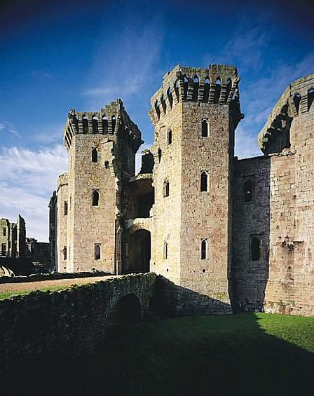 visit raglan castle