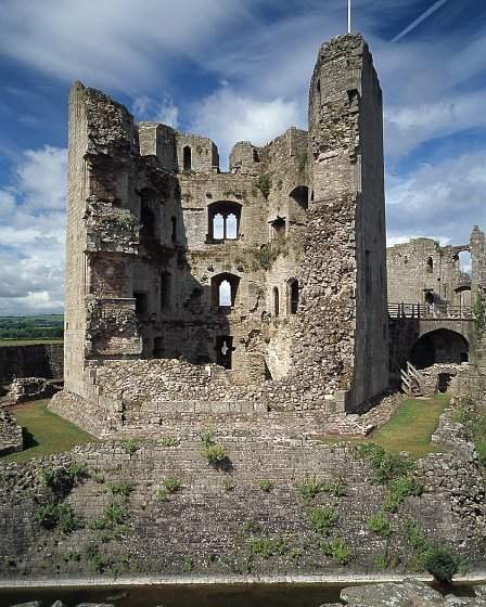 visit raglan castle