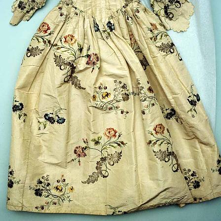 An English silk robe and petticoat, dating to about 1745-47.