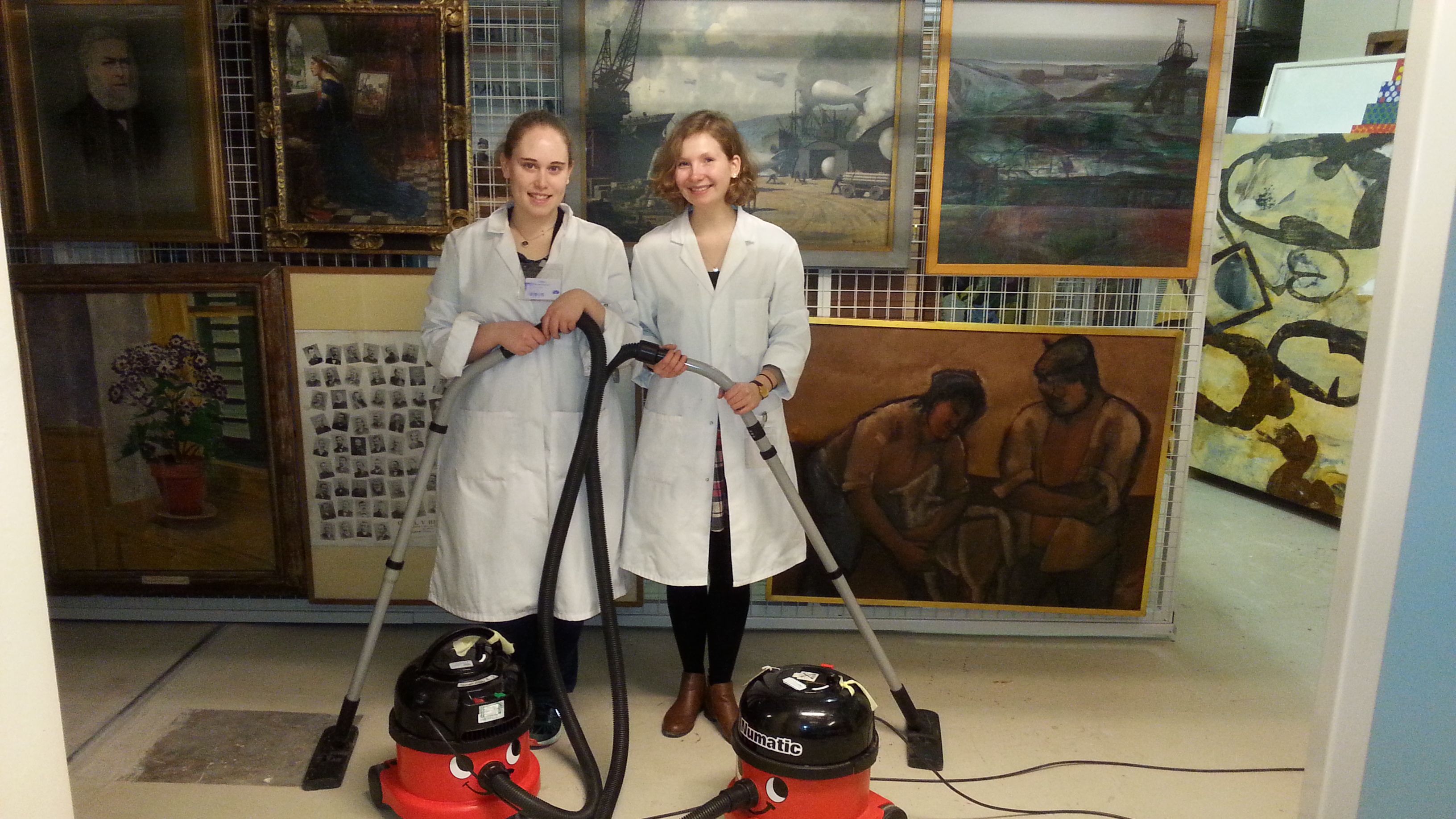 Volunteers Elizabete and Meredith helping with housekeeping in one of our Art stores.
