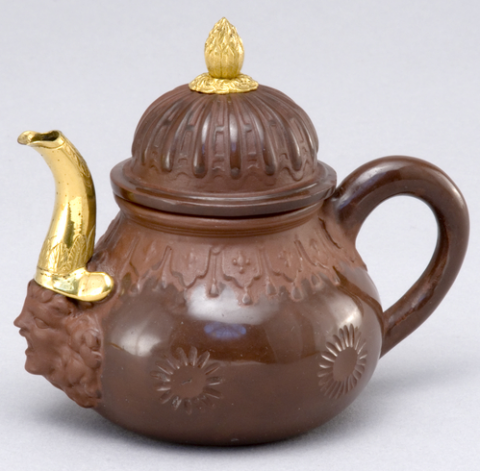 Meissen teapot (1723–4), decorated by Höroldt